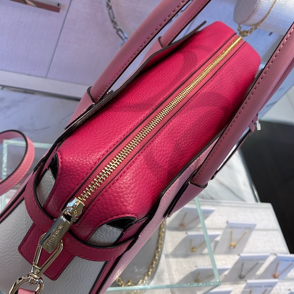 MICHAEL KORS
Mercer Medium Top Zip Color-Block Belted Satchel Crossbody Purs
NWT - Picture 6 of 16